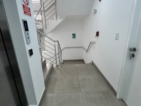 Escaleras + Asensor (8)